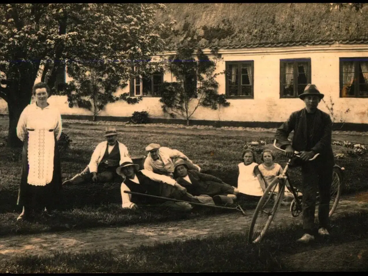 Billede 1 - Tisvilde - Fotokort med navne på personerne på bagsiden - u/n - Ubrugt