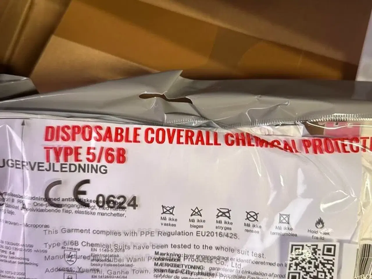 Billede 5 - Indhold på reoler af diverse håndværktøj, sikkerhedsdragter mv.