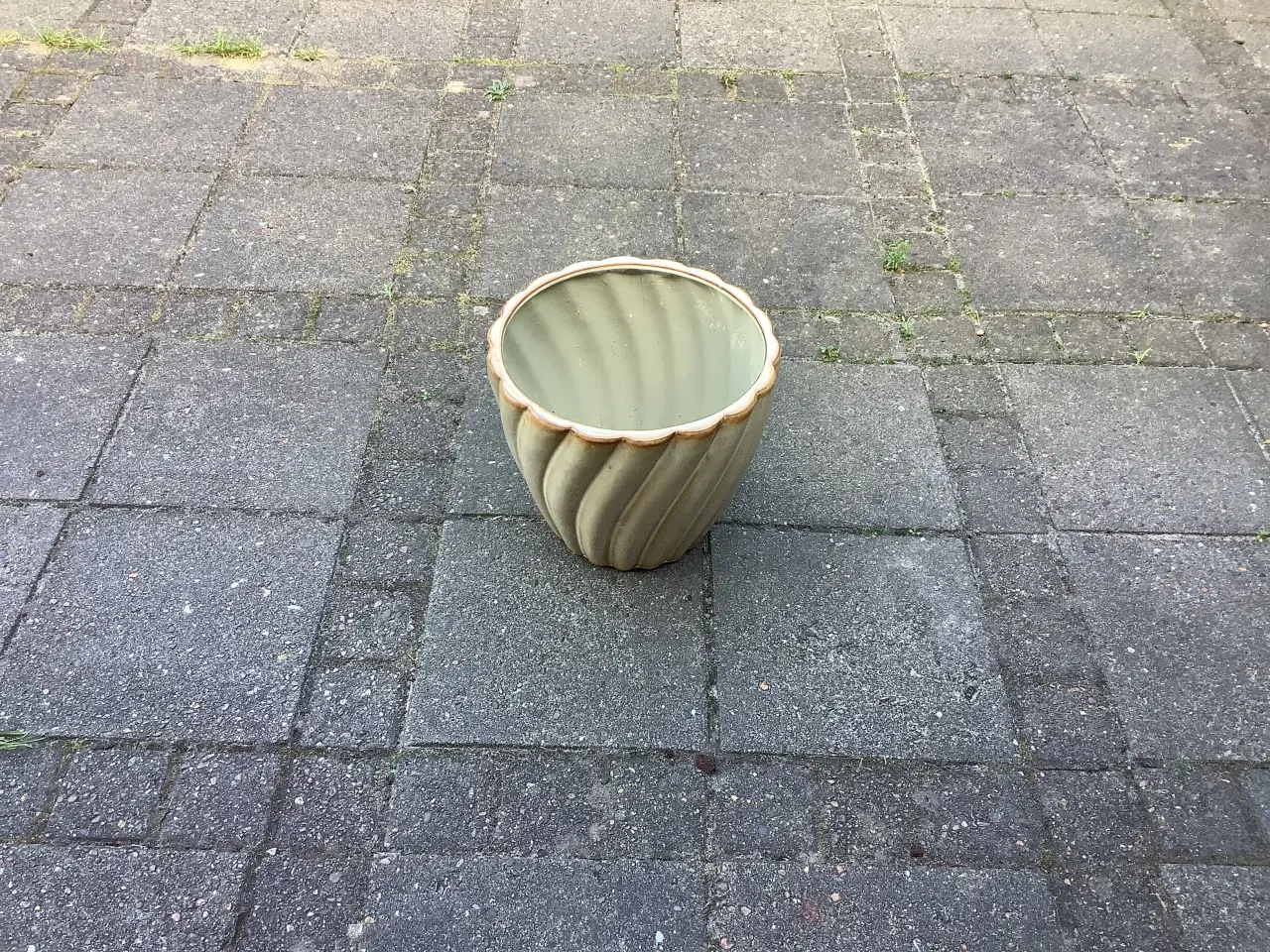 Billede 4 - Store urtepotter skjuler