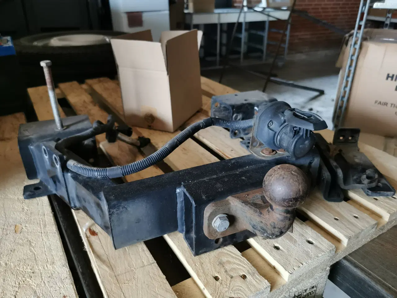 Billede 1 - Anhængertræk 3500 kg til kassevogn med Zepro lift