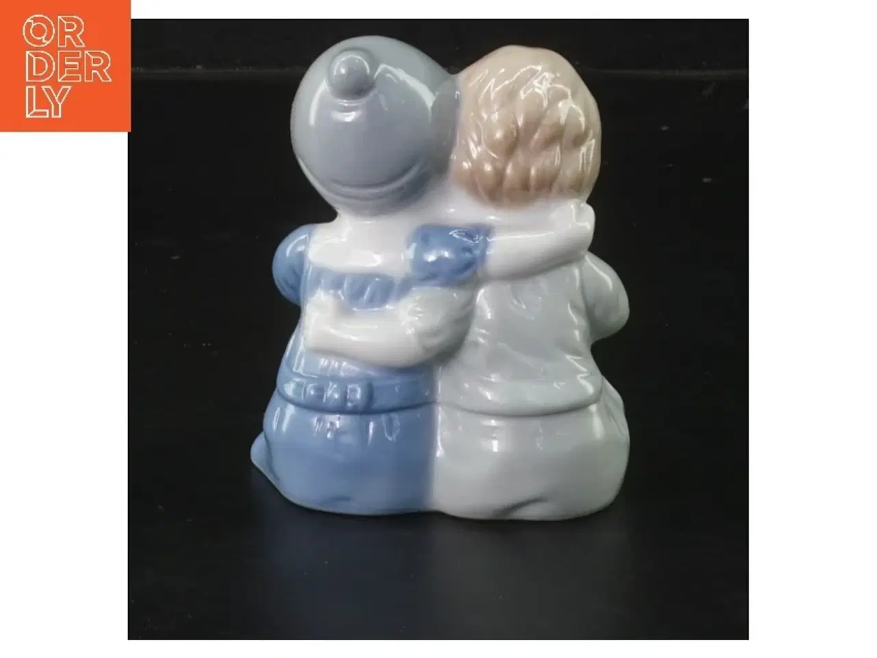 Billede 3 - Porcelænsfigur af børn der læser (str. 8x6x9 cm)