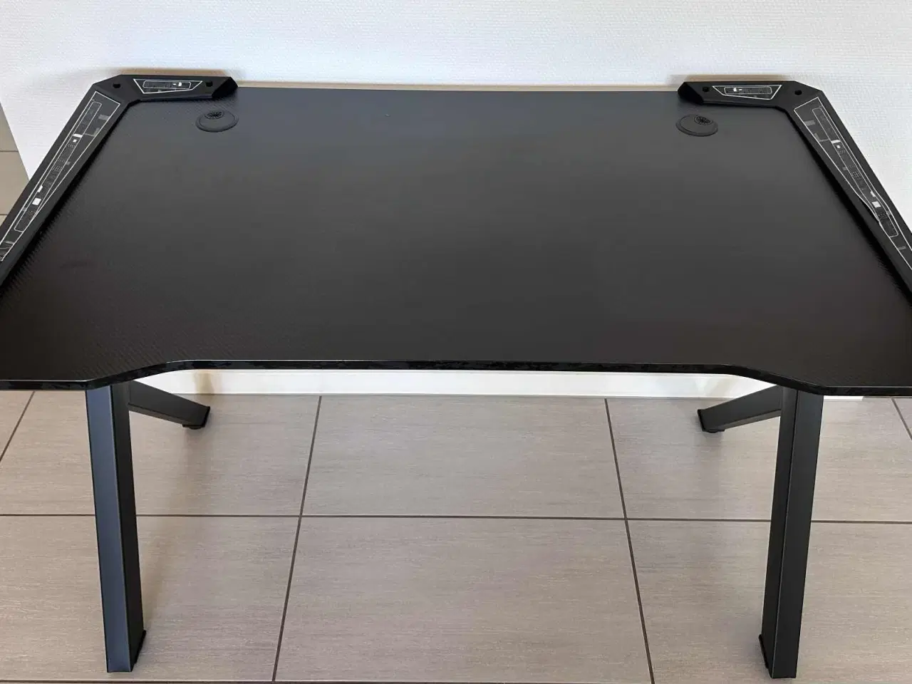 Billede 2 - Gamerbord med LED lys og Y-formede ben