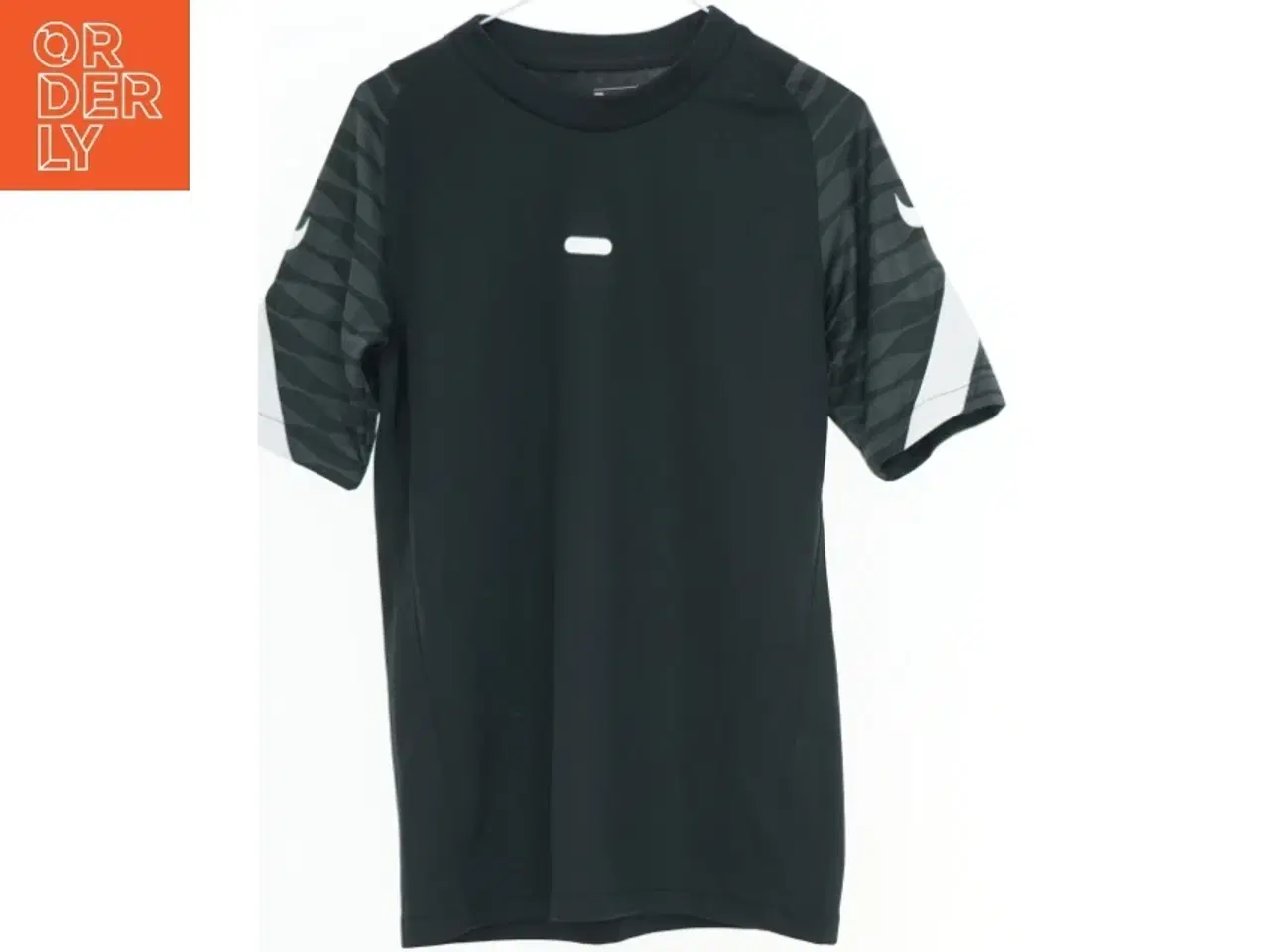 Billede 1 - Sort T-shirt med mønstrede ærmer og hvide detaljer fra Nike (str. M)