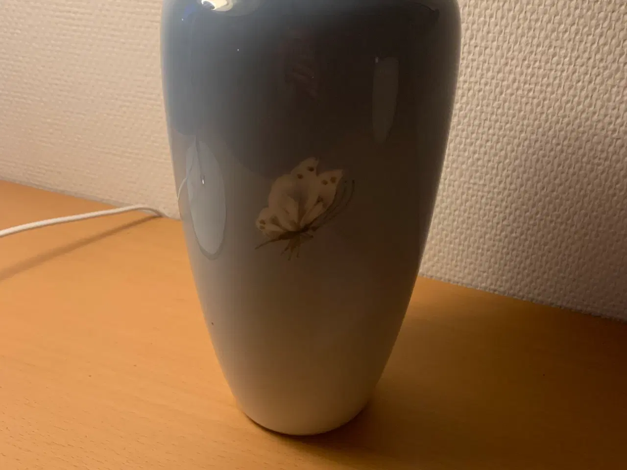 Billede 2 -  Royal Copenhagen Vase nr. 1049 med Rose Motiv