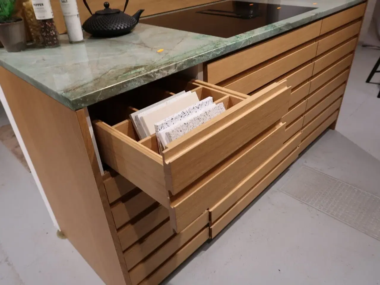 Billede 18 - Køkkenø i egetræ m. marmorbordplade FORM PLUS+