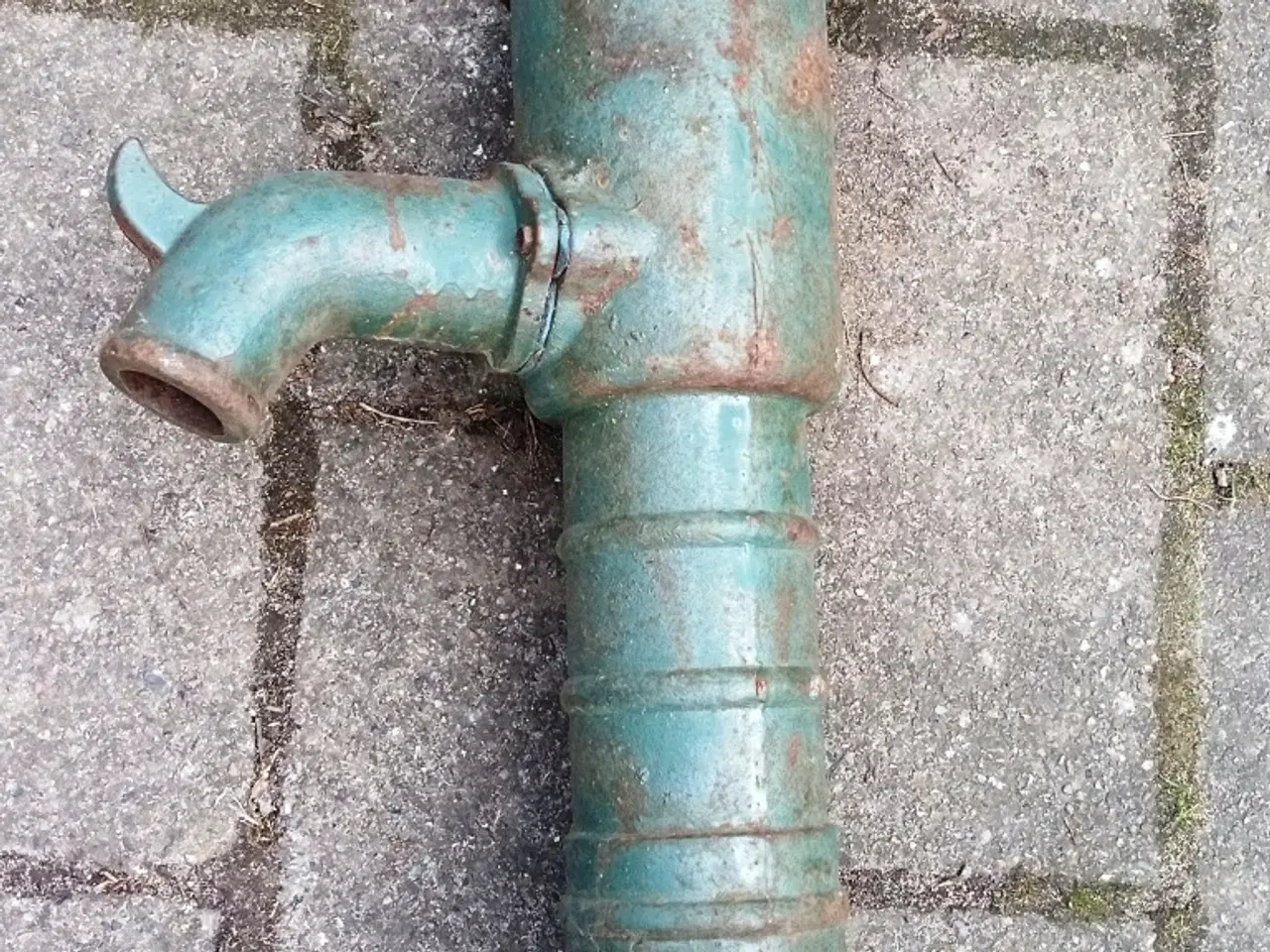 Billede 1 - Flot lille antik havepumpe, håndtaget er brækket