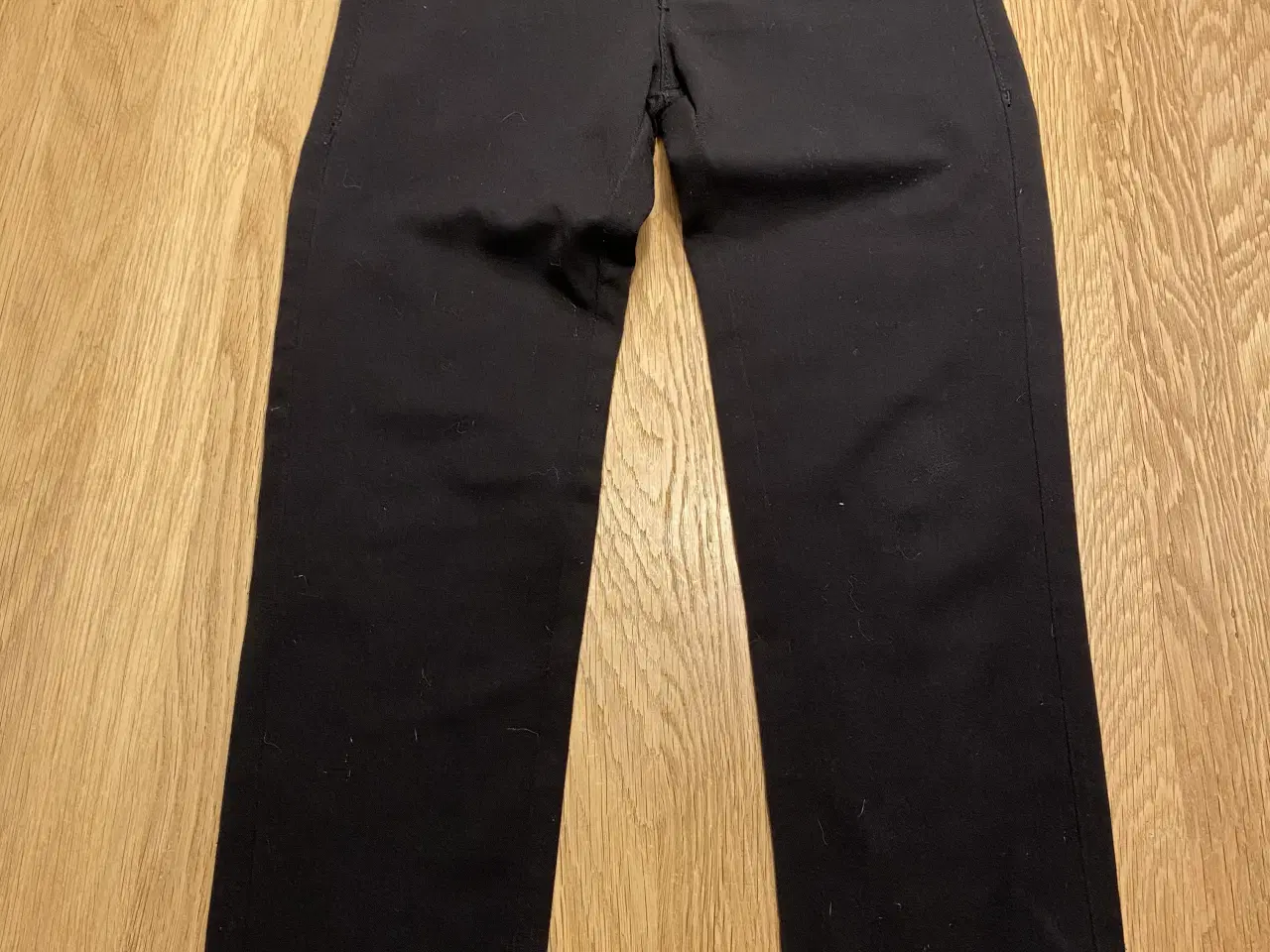 Billede 2 - Skjorte, sorte bukser, vest 110, Hummel jakke 110