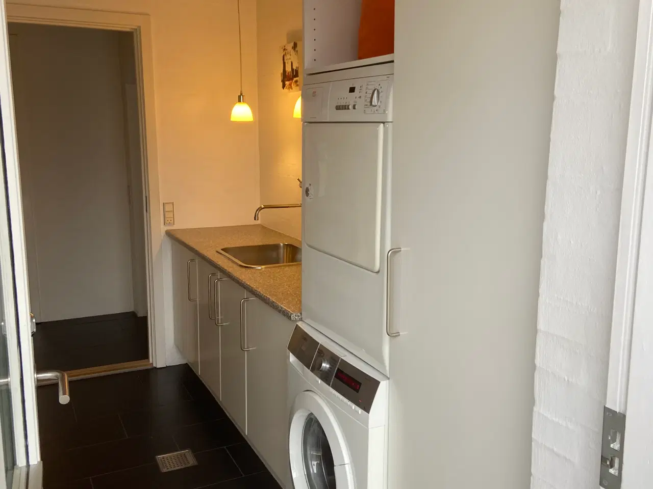 Billede 2 - Bryggers inkl vaskemaskine og tumbler