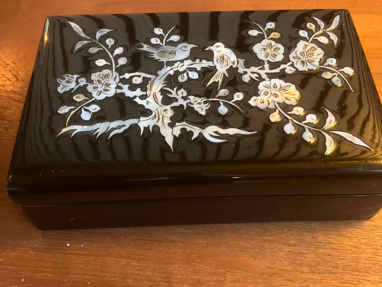 Billede 2 - Sort lak Smykkeskrin med perlemorsindlæg