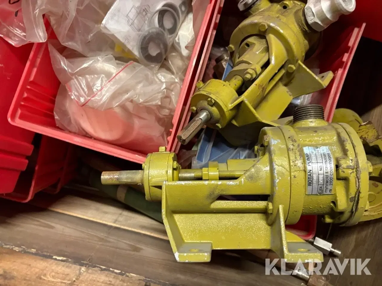 Billede 5 - Samlet lot - Rotan pumper, reol og afdækning