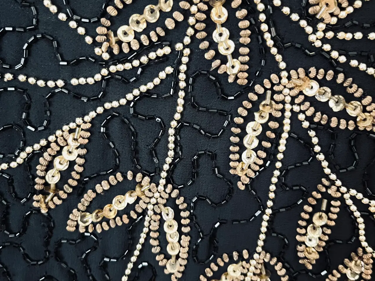 Billede 2 -  festlig bluse broderet med perler
