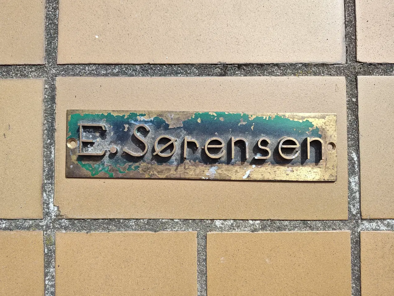 Billede 1 - Navneskilt i messing E. Sørensen
