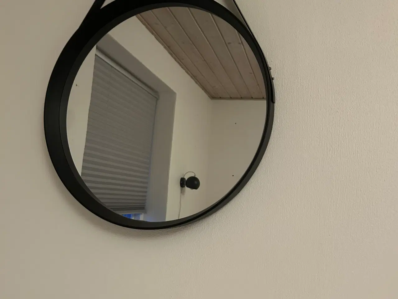 Billede 1 - Rundt spejl med sort kant fra Ilva