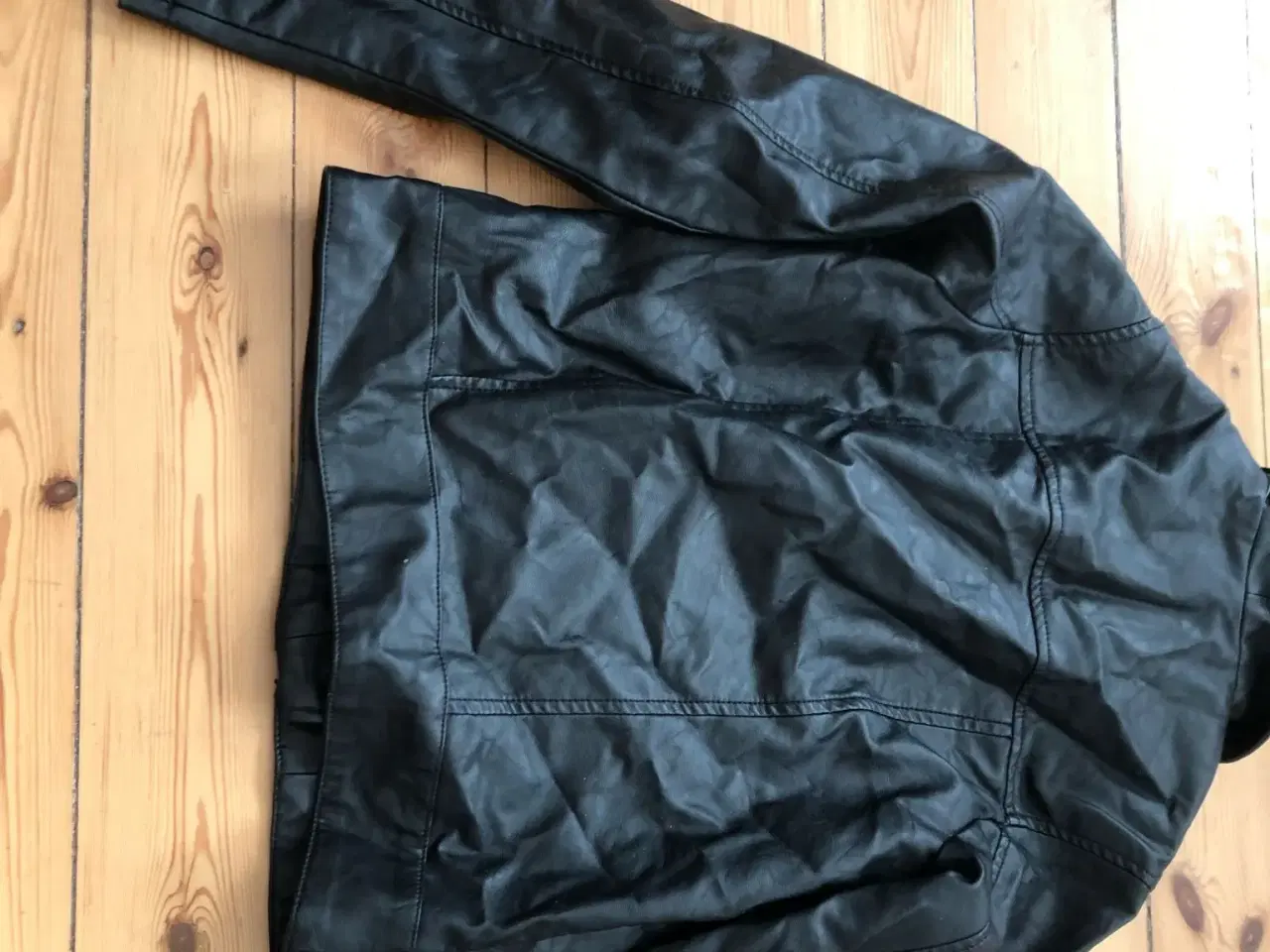 Billede 5 - Læderjakke str 140 i god stand