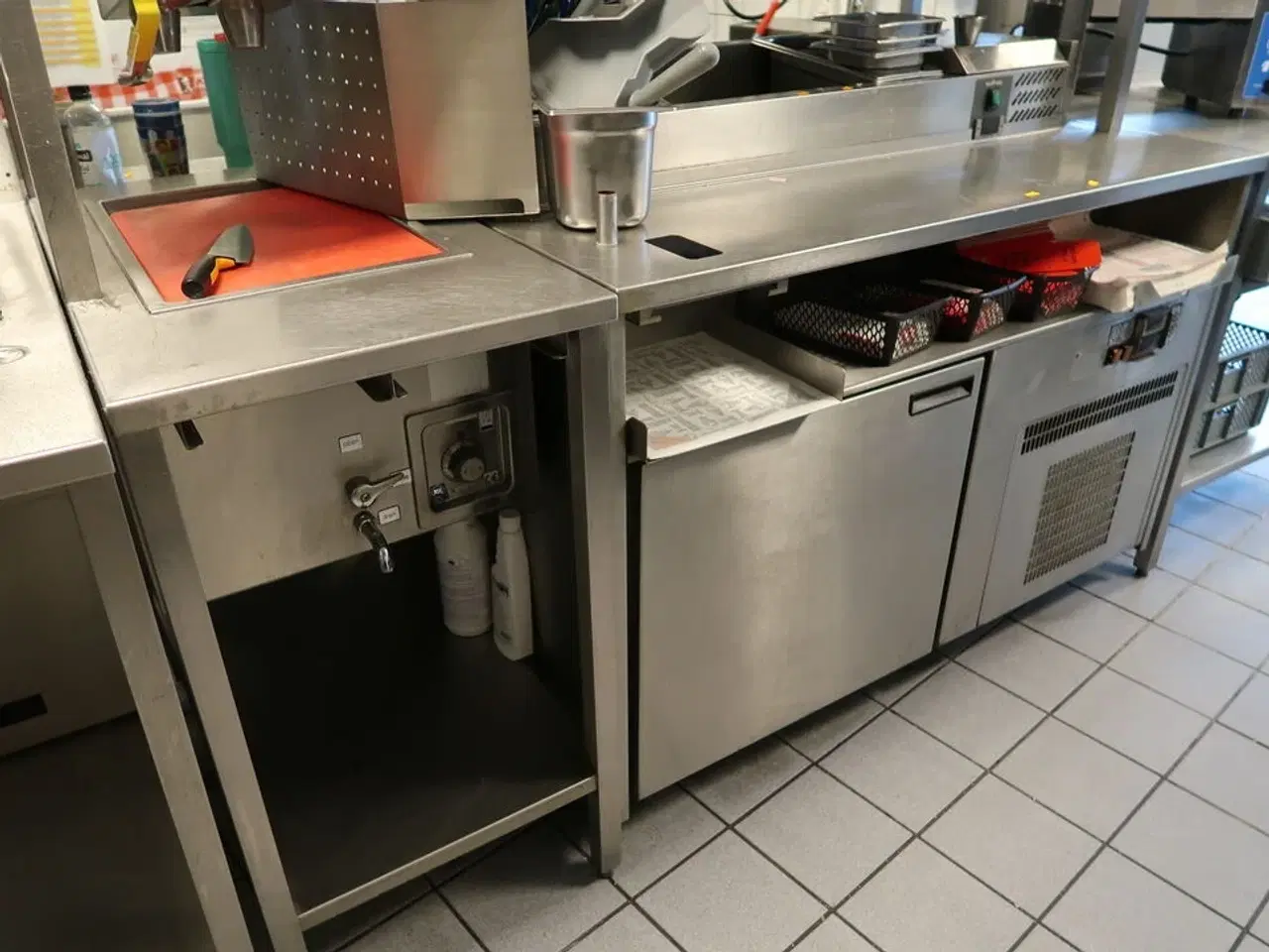 Billede 2 - Rustfri stålbord med køleenhed (varmeskab medfølger ikke)