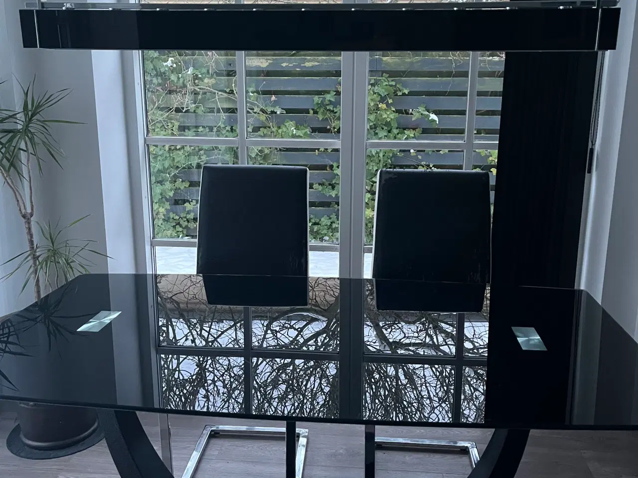 Billede 2 - Flot sort glasbord med eller uden stole