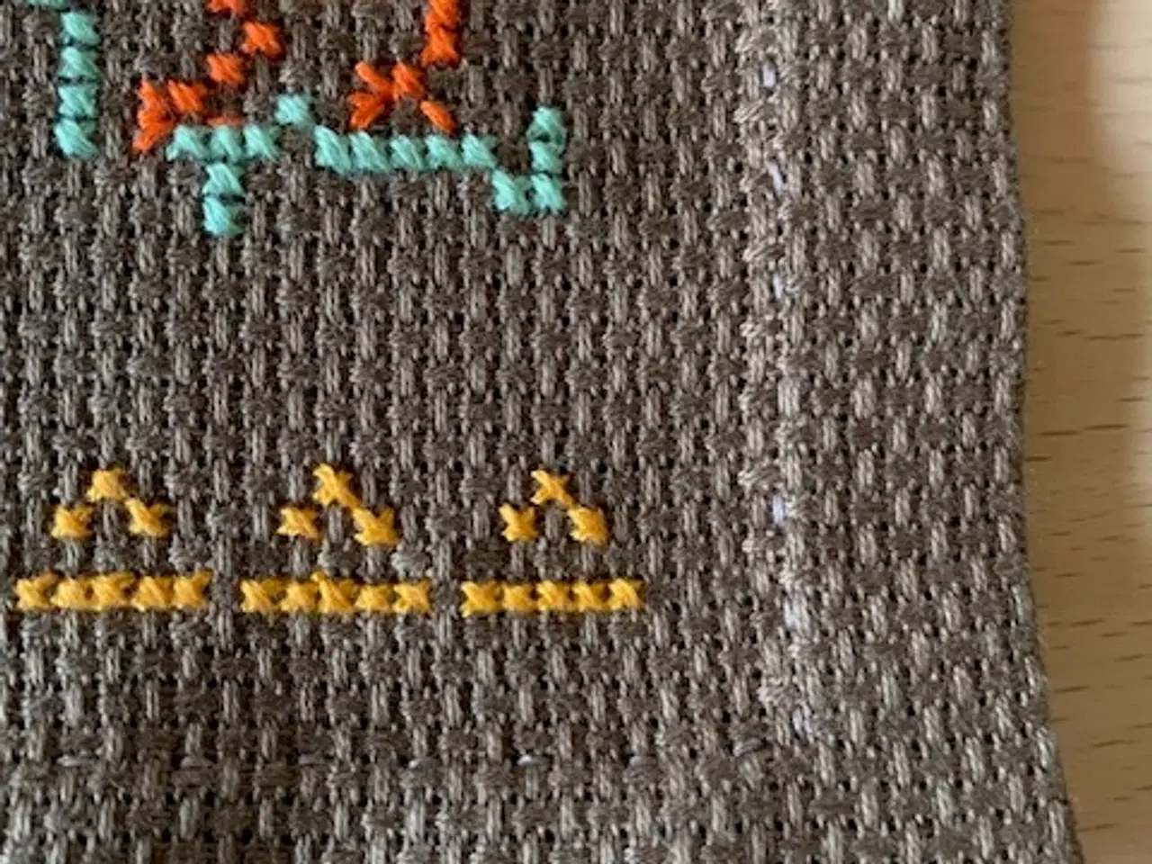 Billede 5 - Påskeløber, håndbroderet - ny / ubrugt