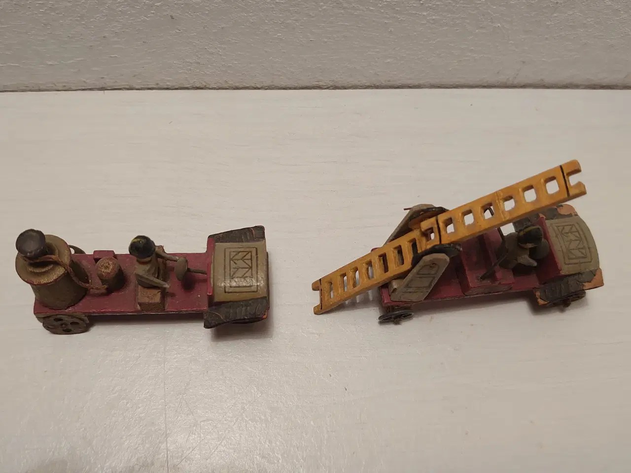 Billede 3 - Erzgebirge:Stigevogn og brandsprøjte i træ.Ca.1920