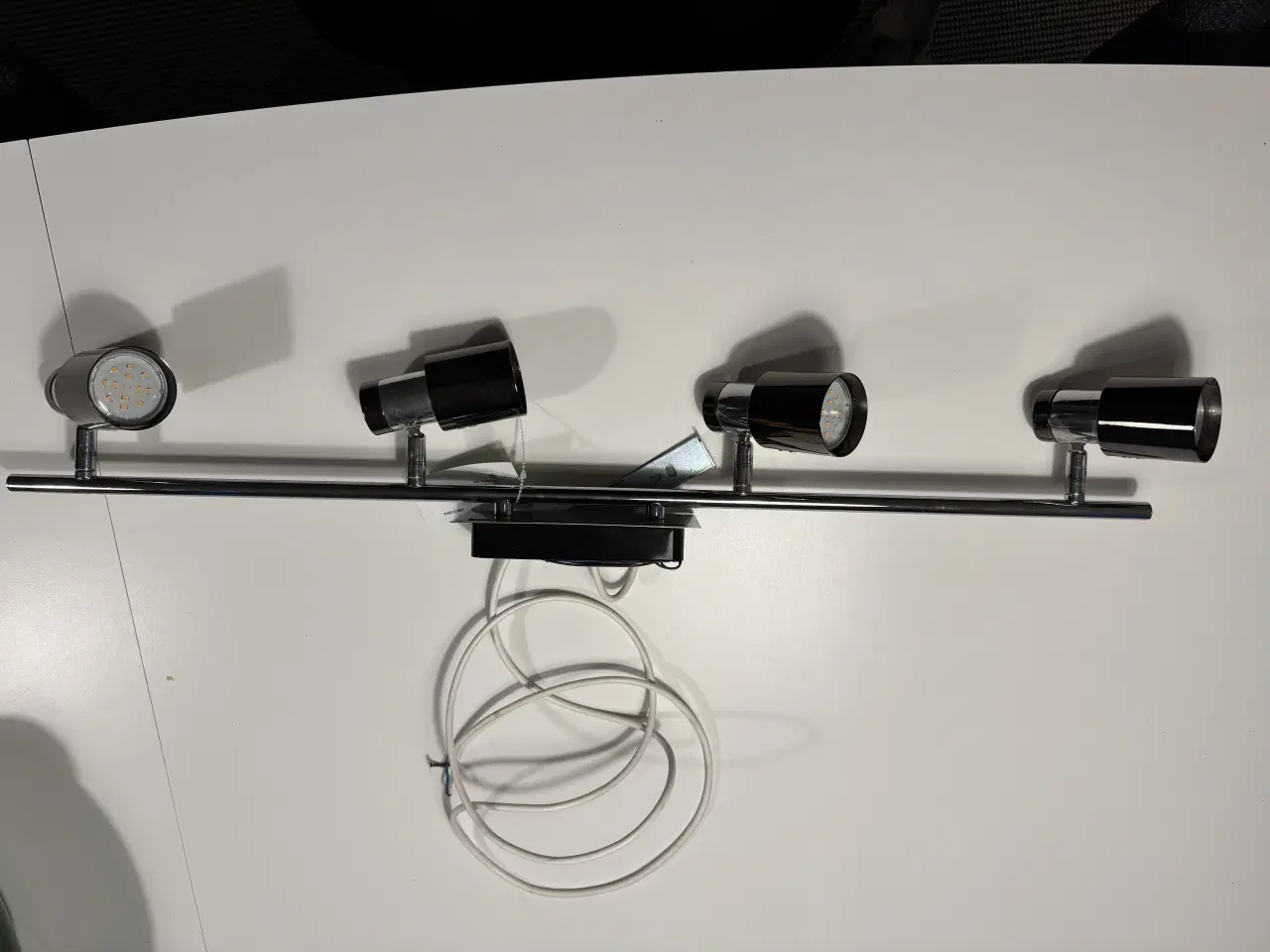 Billede 2 - Spotlight lampe med 4 lamper i krom og sort