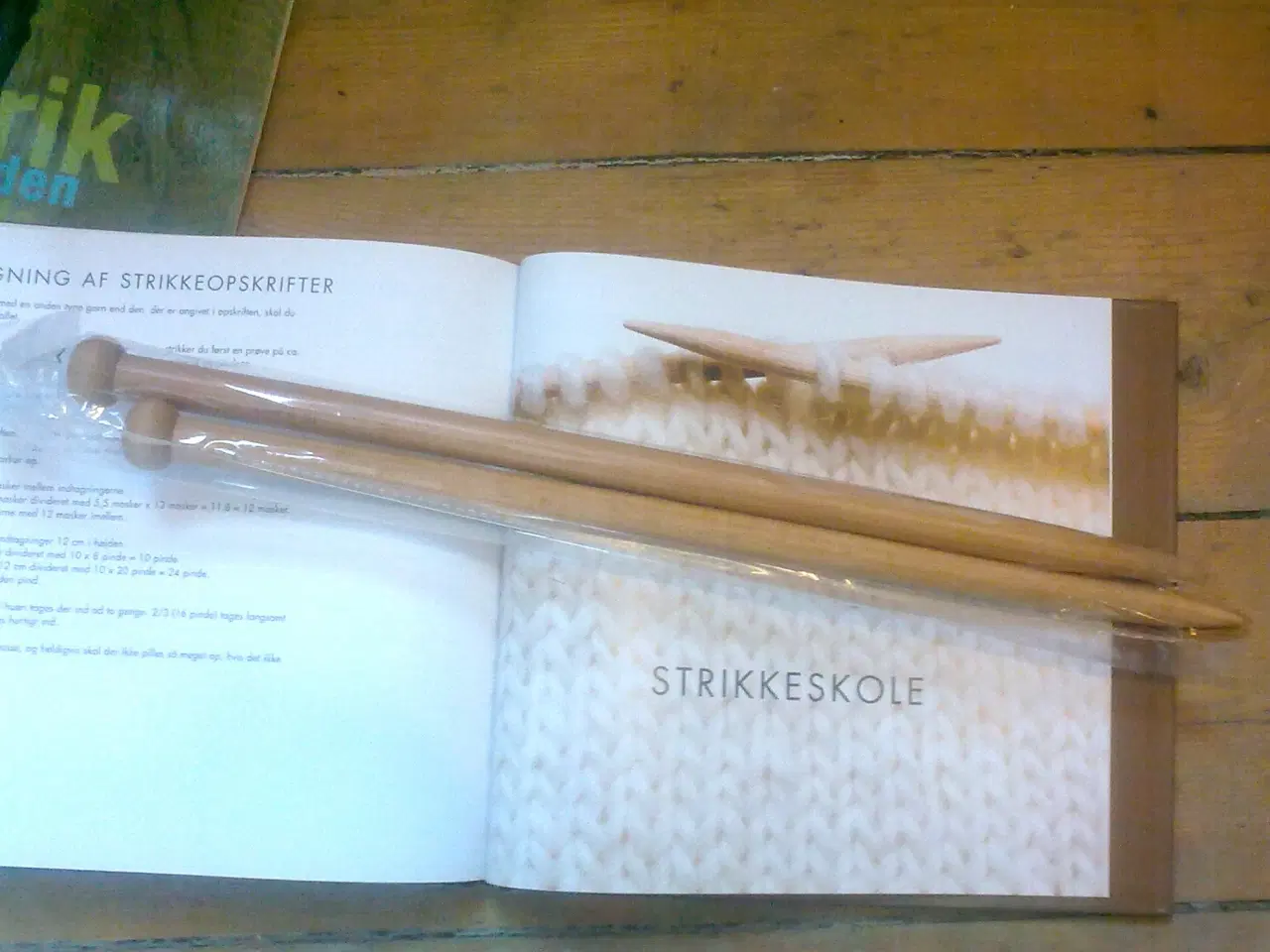 Billede 2 - Strikkepinde kæmpe i træ incl 2 bøger