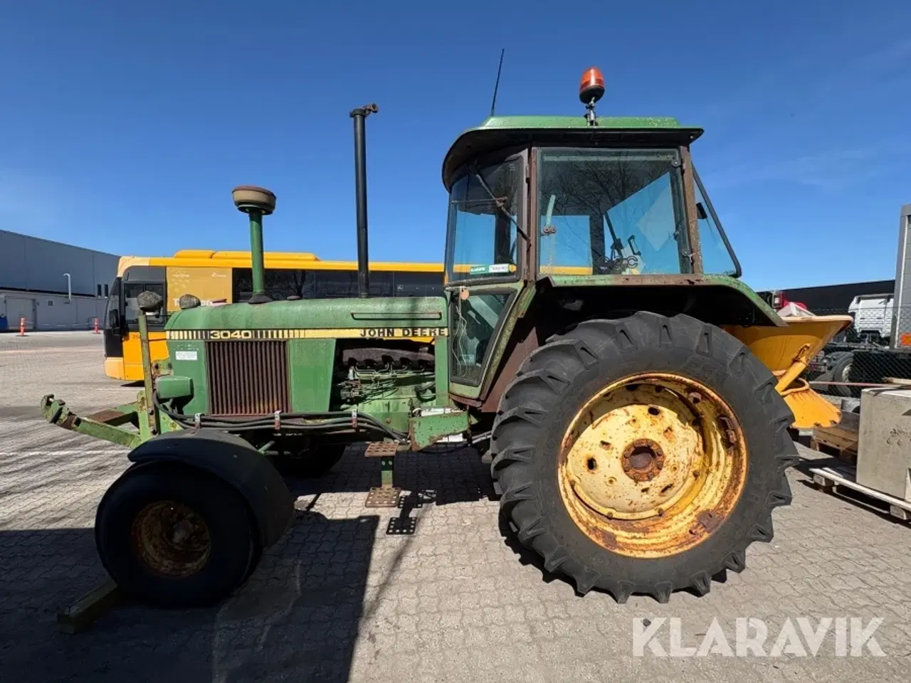 Billede 2 - Traktor John Deere 3040 med kost sneplov og saltspreder