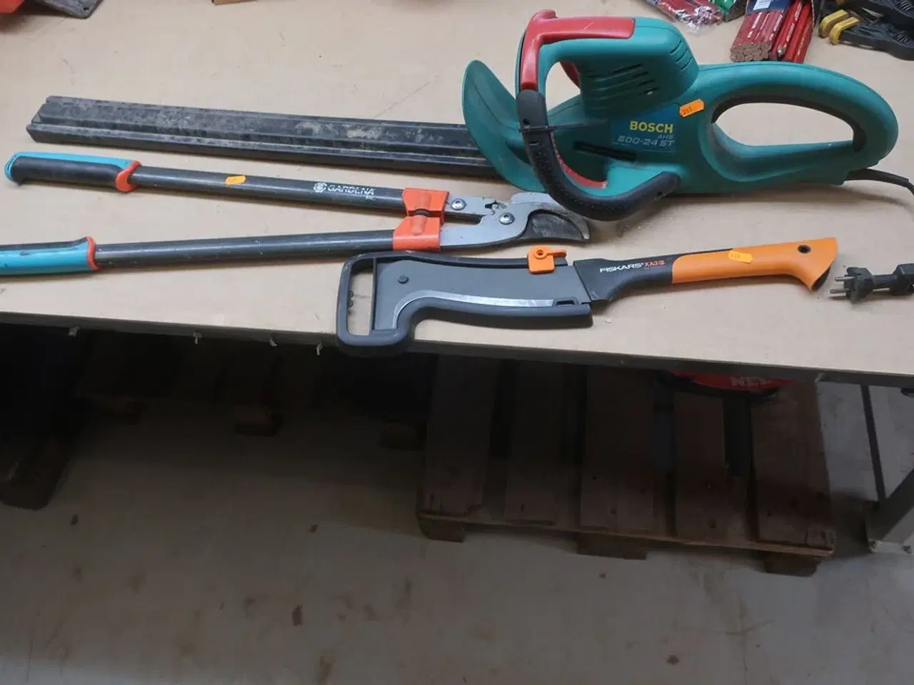 Billede 1 - Hækkeklipper, økse og grenklipper