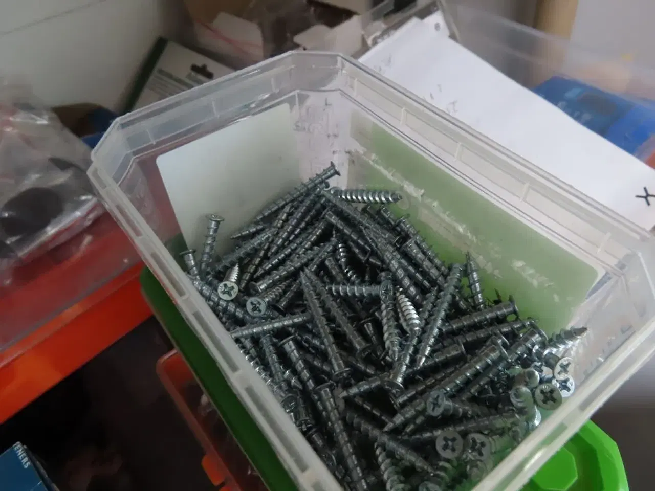 Billede 4 - Reol med indhold (Se billeder)