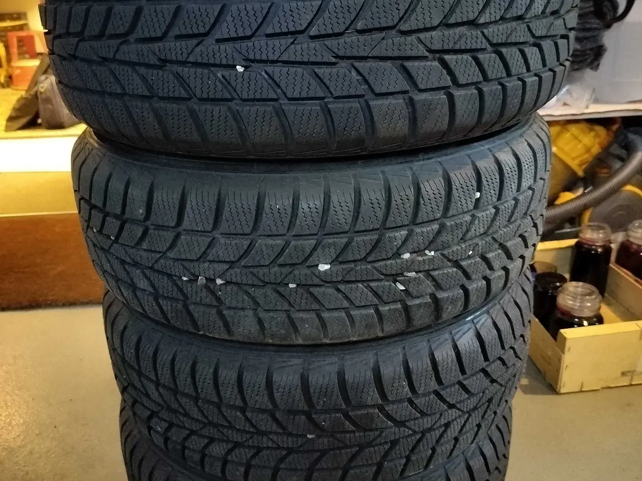 Billede 2 - Vinterdæk 185/60R15 næsten nye ca.80 %tilbage.