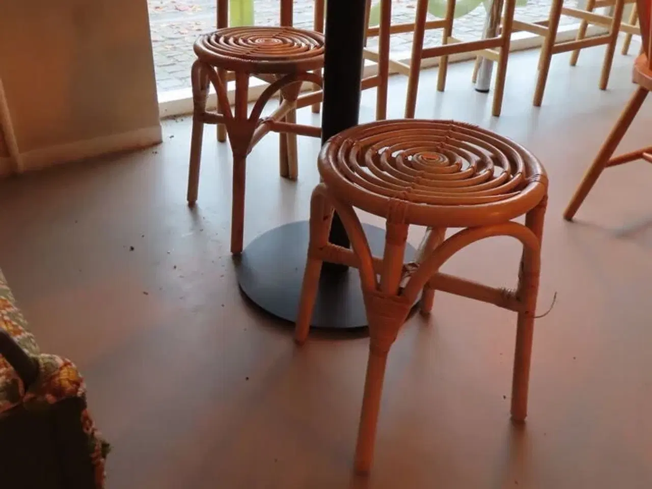 Billede 2 - 4 stk. cafeborde med stole, samt børnestol og bord