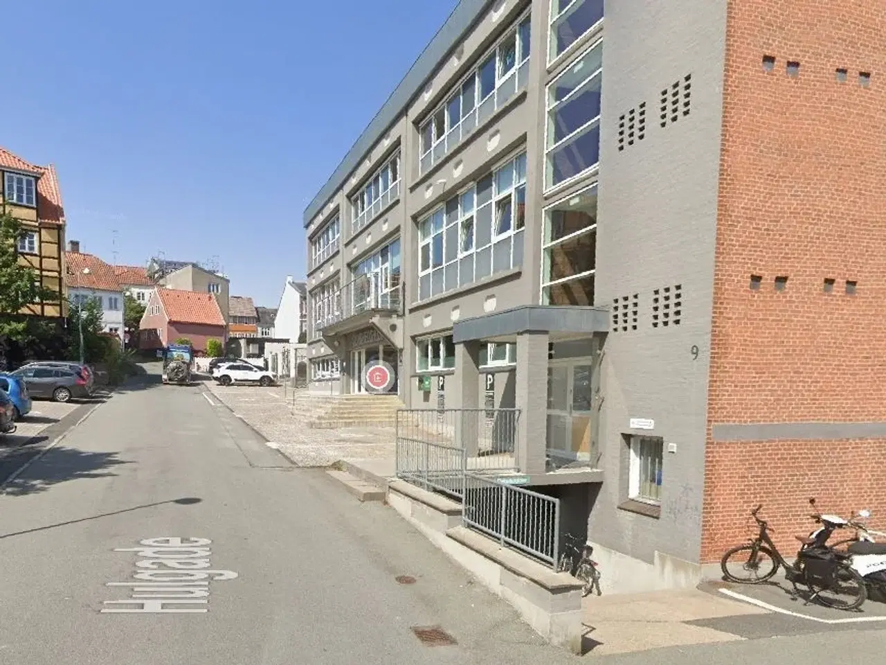 Billede 1 - P-plads i aflåst P-kælder