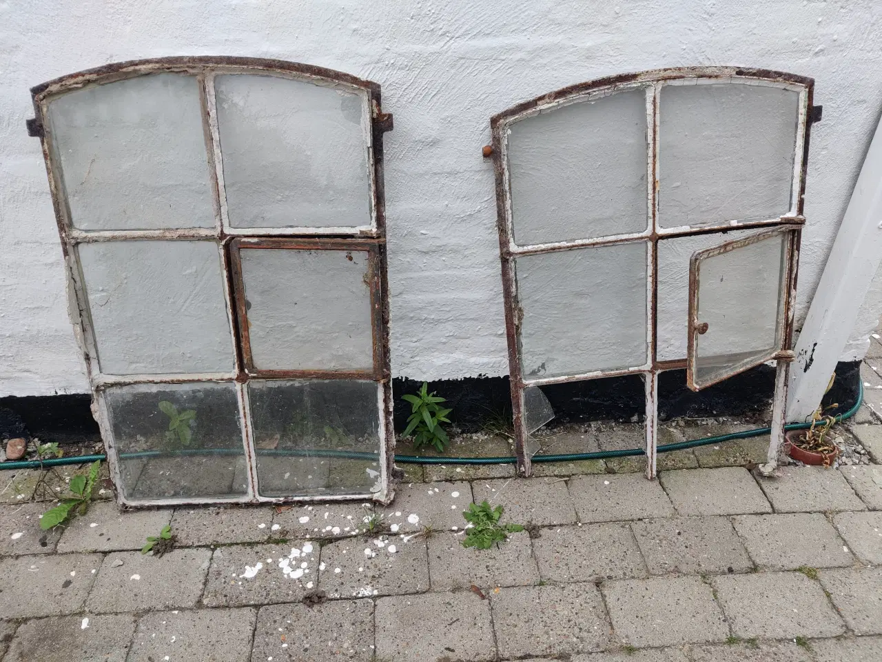 Billede 1 - 2 x Gamle stald vinduer i jern