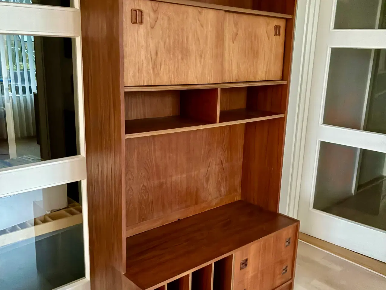 Billede 3 - Smuk teakreol i klassisk dansk design