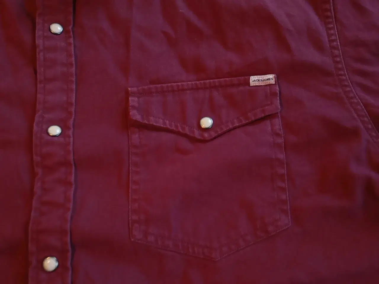 Billede 7 - Bordeaux skjorte med trykknapper 