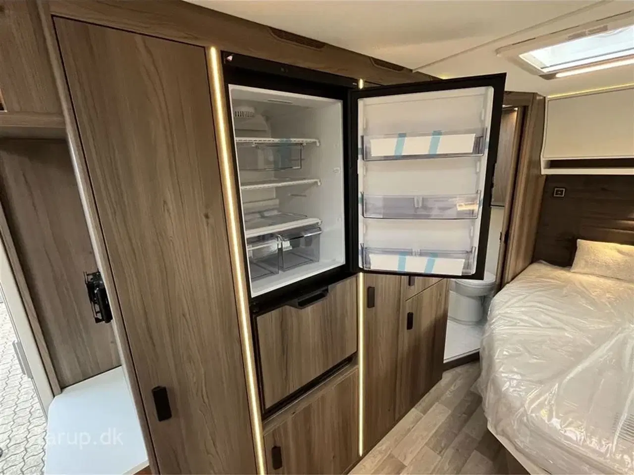 Billede 12 - 2026 - Kabe Smaragd 520 XL KS Premium Line Fransk seng, rundsiddegruppe i beige skind, ALDE centralvarme, vandbåren gulvvarme, stort kompressor køleskab