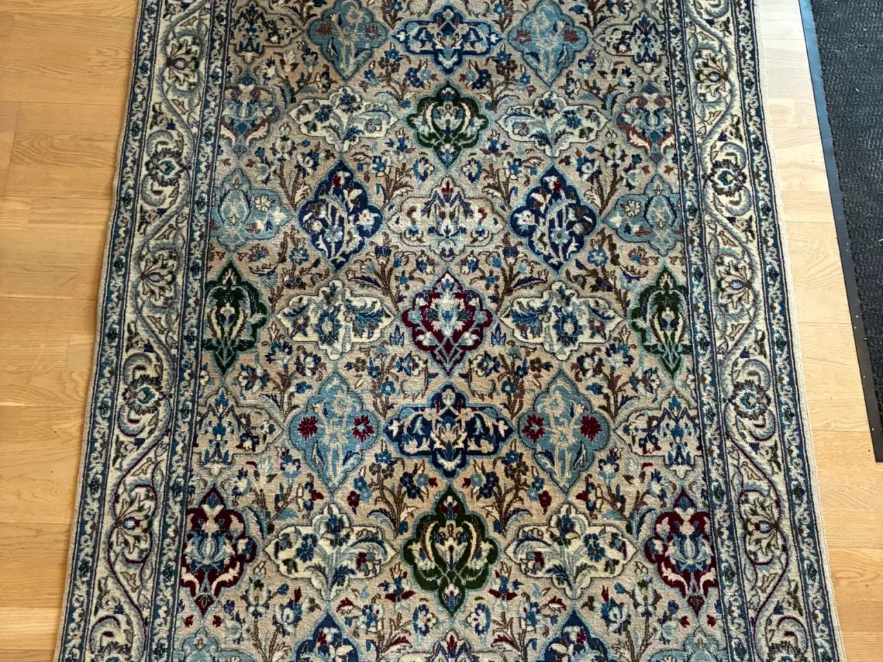 Billede 1 - Persisk tæppe med blomstermønster