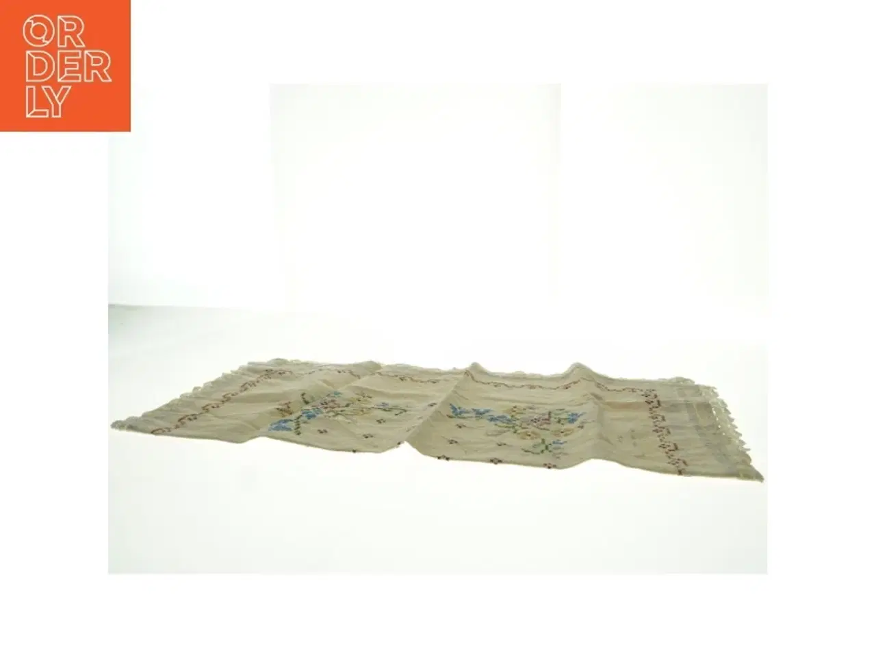 Billede 4 - Broderet dug med blomstermotiver (str. 63 x 65 cm)