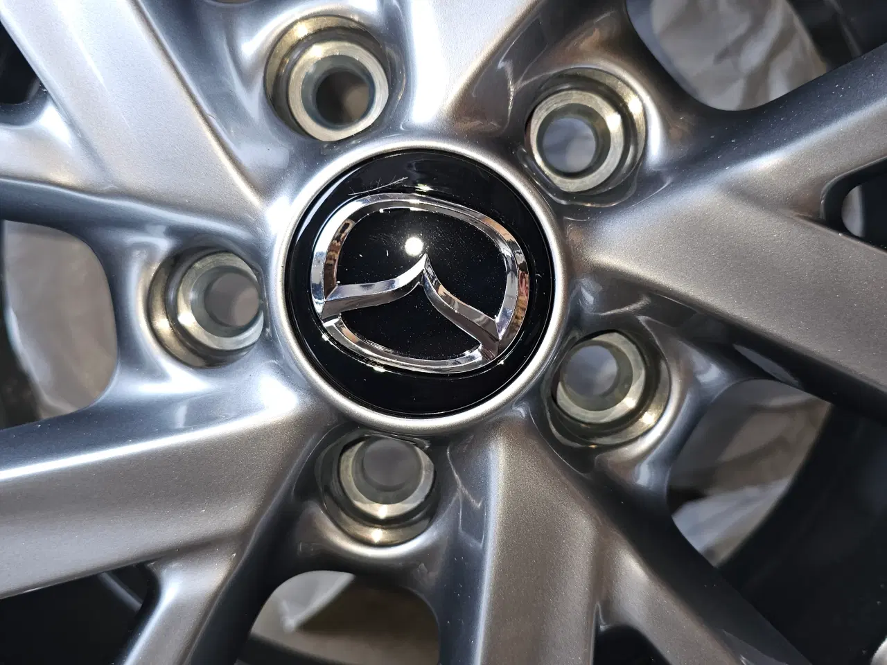 Billede 3 - HELT NYE: Originale Mazda Alufælge m. Testvindende