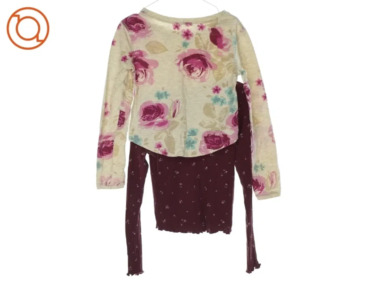 Billede 2 - Bluser med blomsterprint (2 stk) (str. ca. 9/10 år)