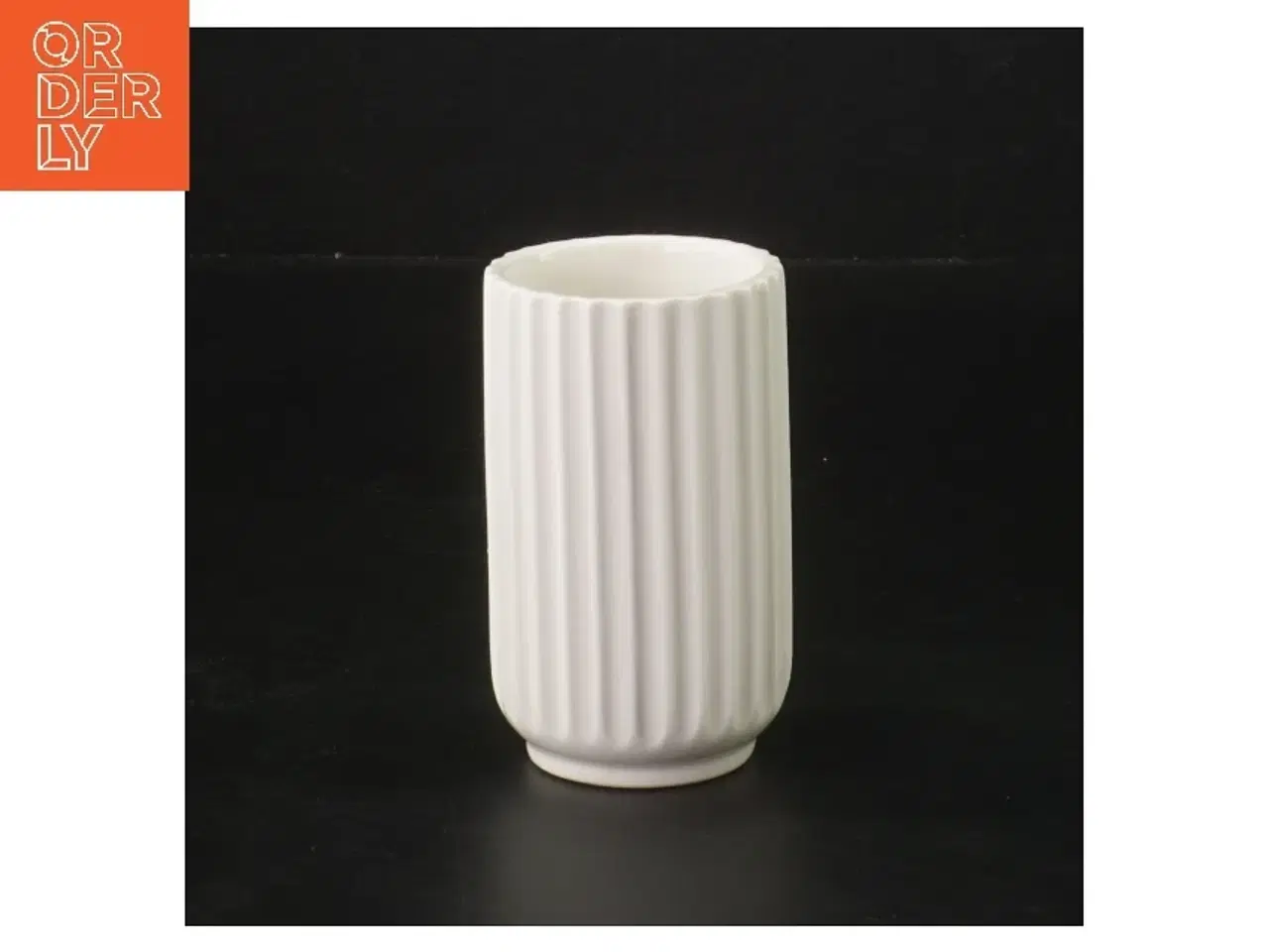 Billede 1 - Hvid riflet vase fra Lyngby (str. 8 cm)