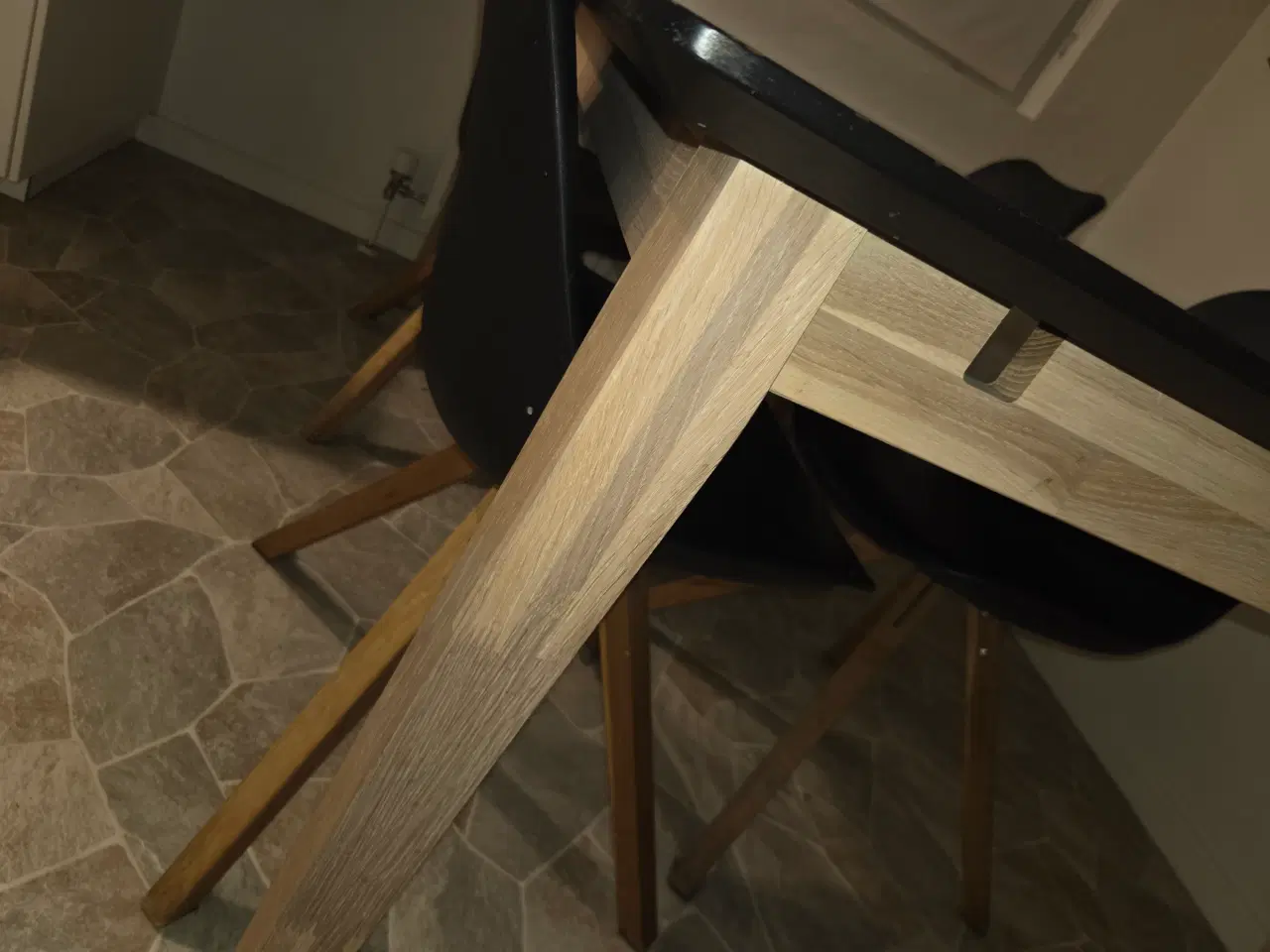 Billede 2 - Spisebord med stole 