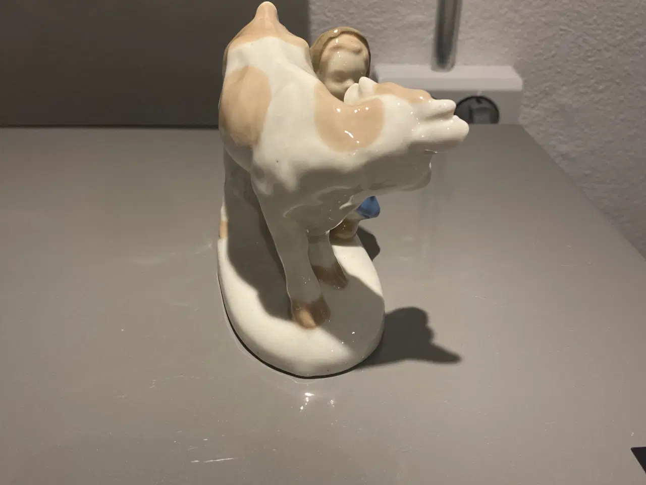 Billede 4 - Porcelænsfigur pige der malker ko B&G
