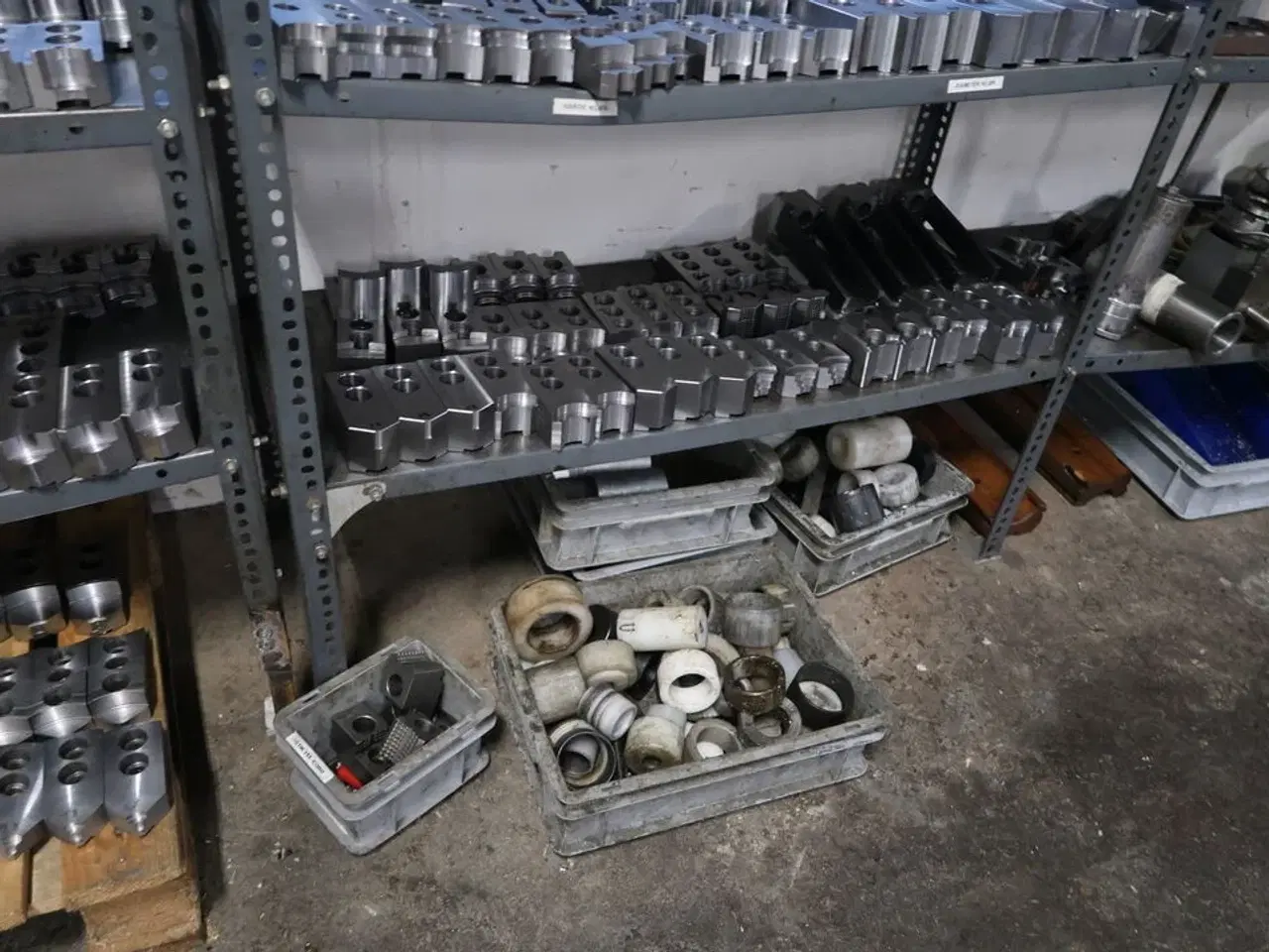 Billede 10 - 4 stk. reoler med div. Specialværktøj