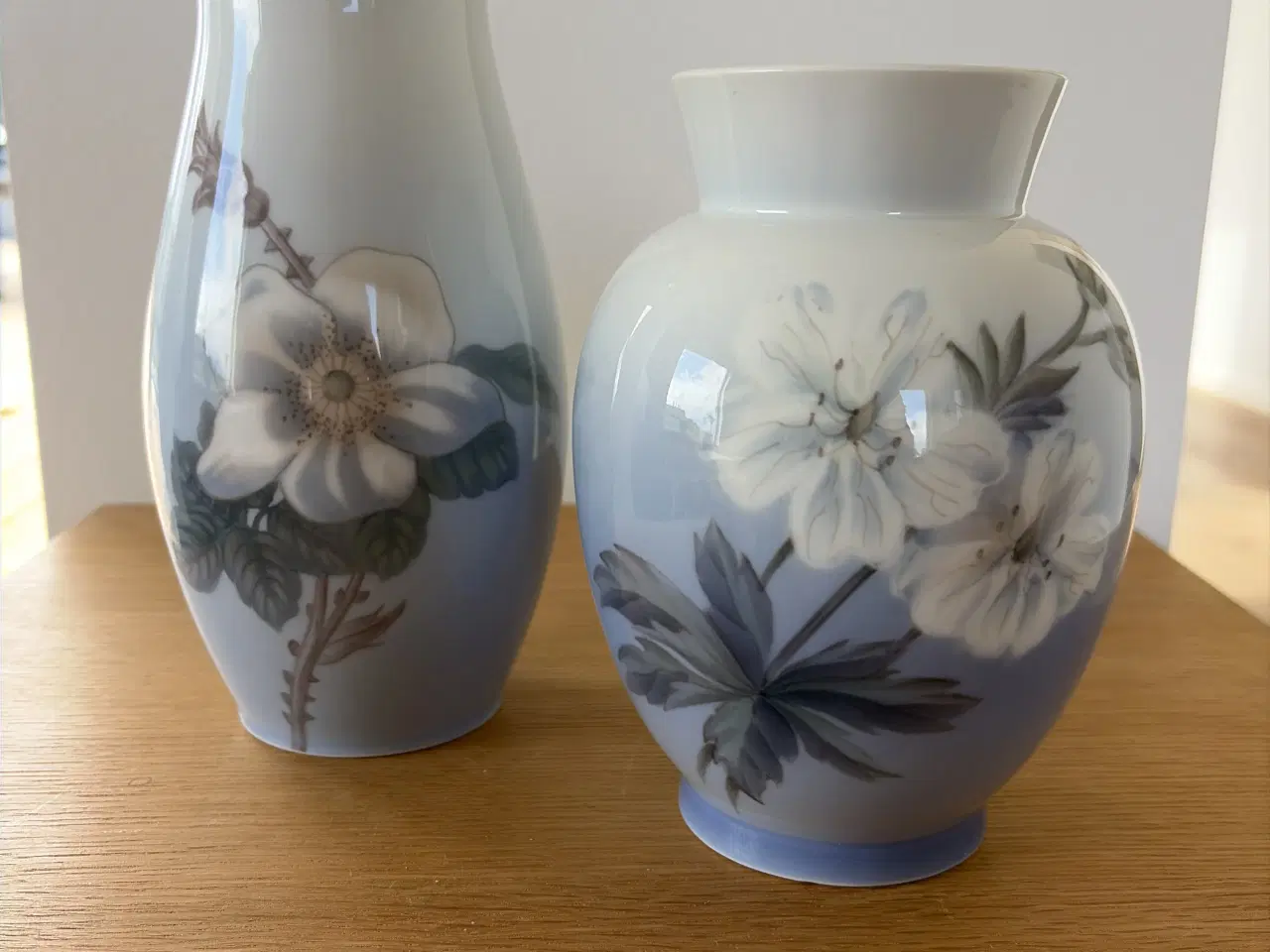 Billede 1 - To fine Bing & Grøndahl vaser i porcelæn med maled