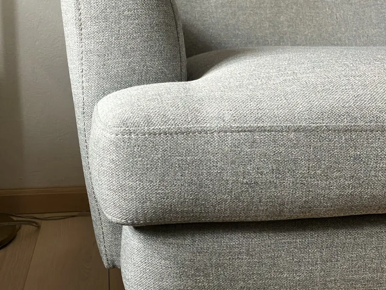 Billede 2 - Ny pris - Pæn lysegrå sofa fra røgfrit hjem