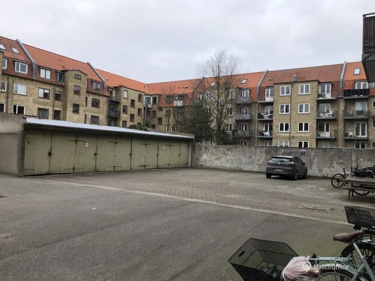 Billede 1 - Parking i gård