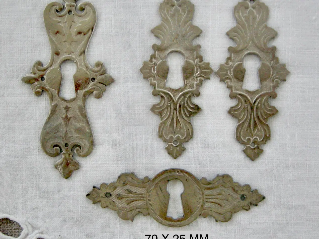 Billede 9 - Gamle møbelbeslag, møbelknopper, nøgleskilte, ben