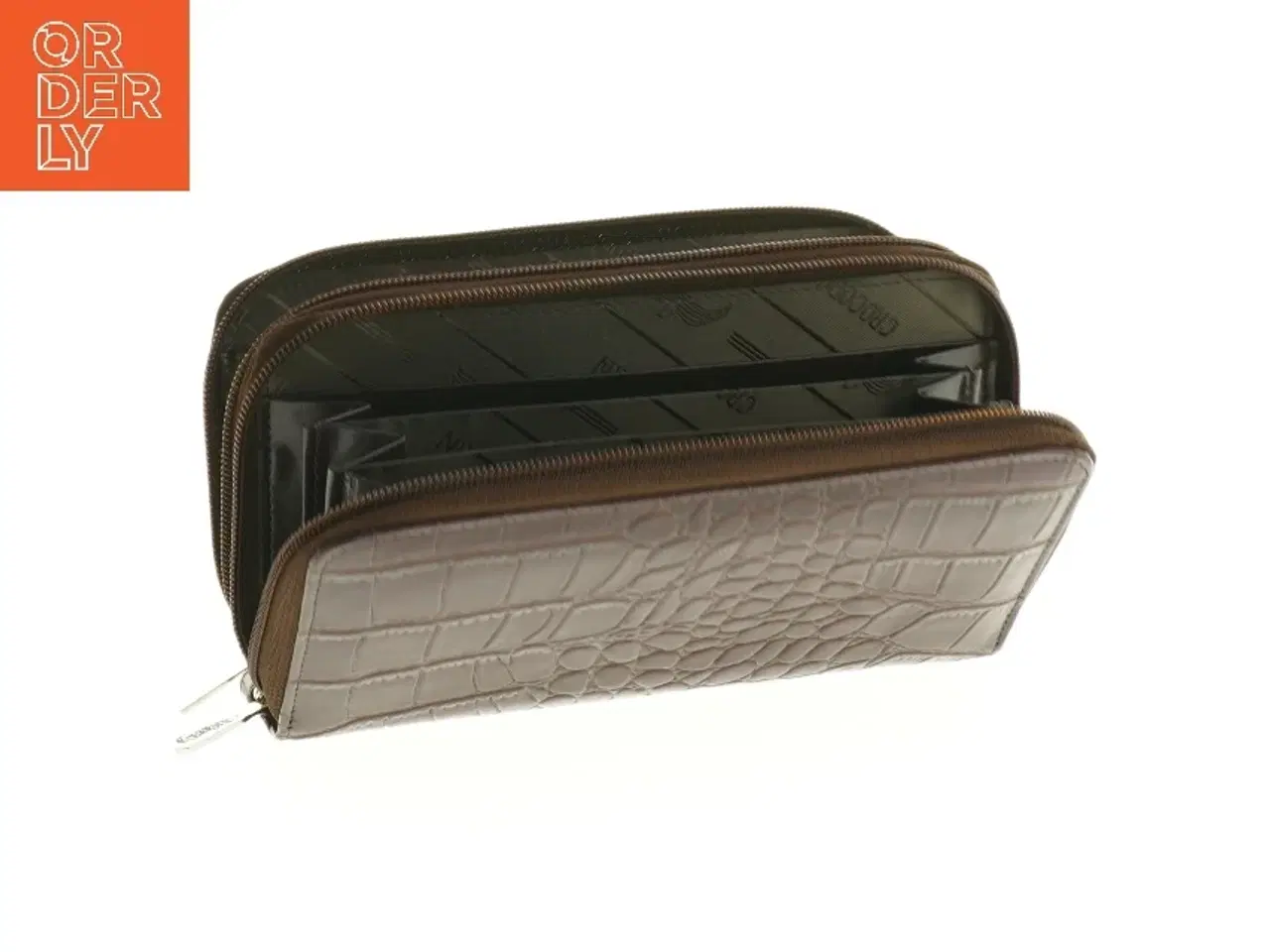 Billede 1 - Brun krokodillepræget pung fra Lacoste (str. 21 x. 12 cm)