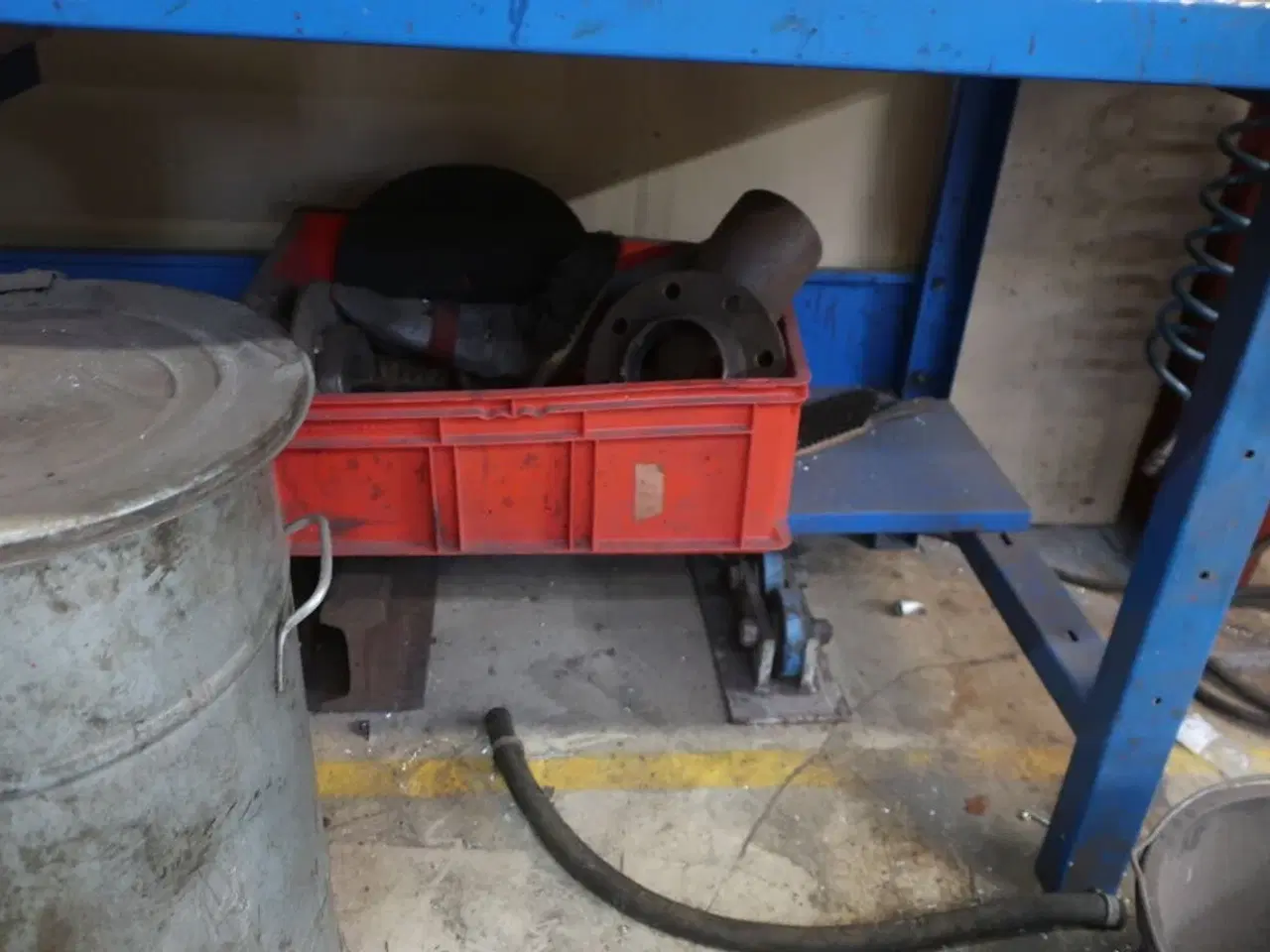 Billede 9 - Arbejdsbord med værktøjstavle samt div. Værktøj