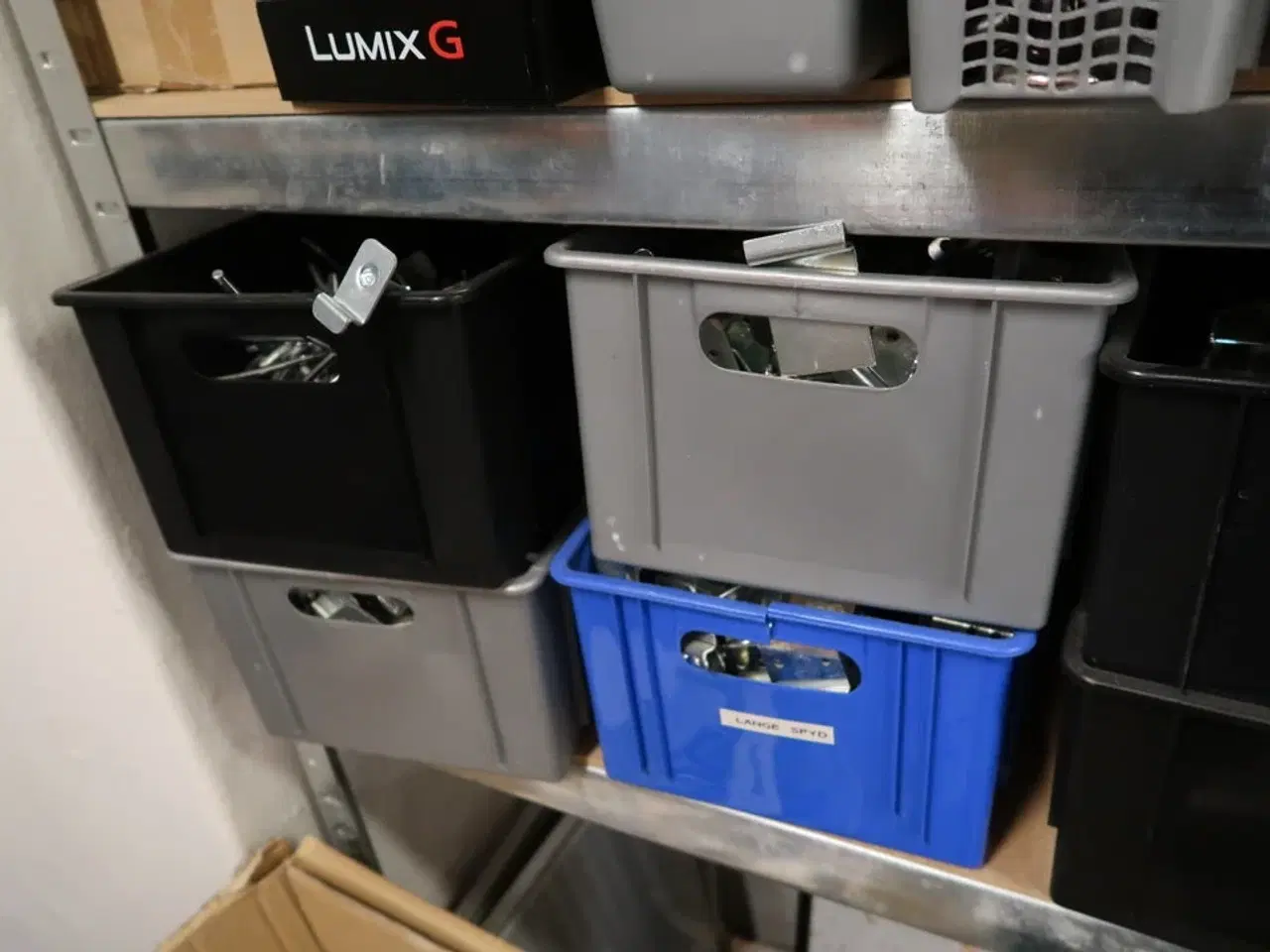 Billede 6 - Lagerreol med indhold