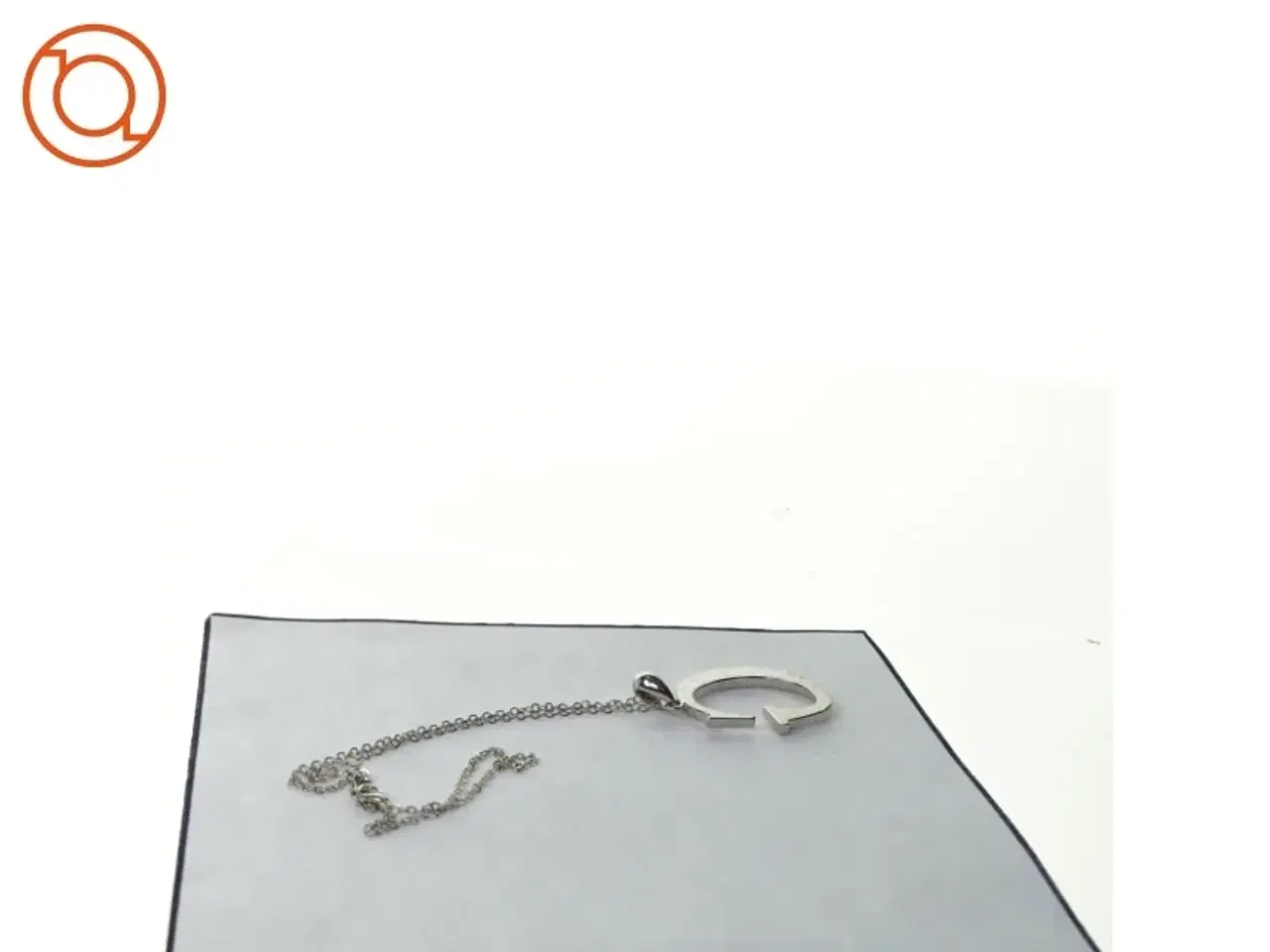Billede 2 - Halskæde med G-formet vedhæng (str. 32 x 4 cm)